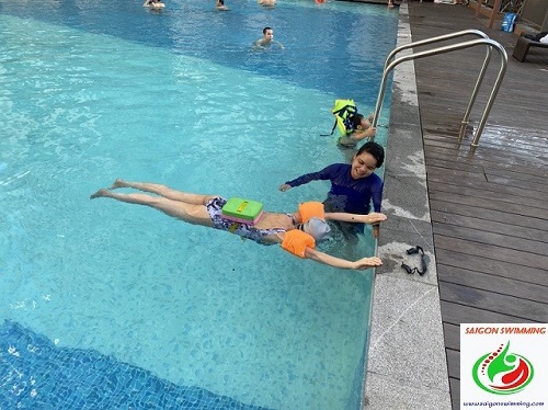 Sài Gòn Swimming hỗ trợ dạy bơi cho tất cả học viên tại quận 10